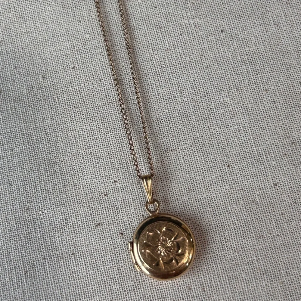 Vintage 1/20 12KT Gold Filled Etched Floral Round Locket Necklace 19.25 Inch